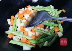 Illustration of how to make braised rice with beans and potatoes 3