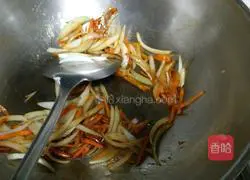 Illustration of how to make fried noodles with onions and eggs 6