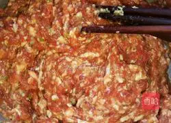 Illustration of how to make shrimp and three delicacies wontons 3