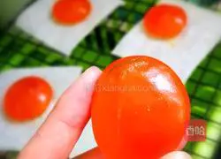 Illustration of how to make salted egg yolk quicksand buns 1