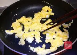 Illustration of how to make fried noodles with garlic chili sauce 6