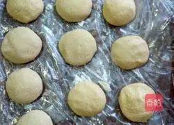 Illustration of how to make golden fruity glutinous rice cake 5