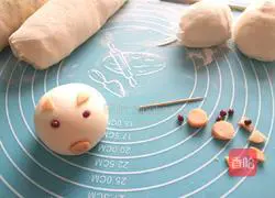 Illustration of how to make piggy steamed buns 7