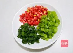 Illustration of how to make fried rice with lettuce, carrot and diced meat 2