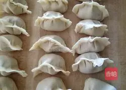 Illustration of how to make radish, cabbage and mutton dumplings 3