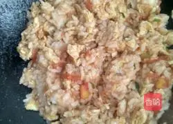Illustration of how to make tomato and egg fried rice 6