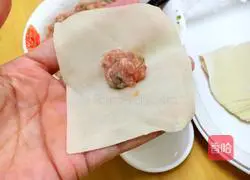 Illustration of how to make fresh meat wontons 6