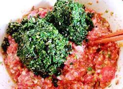 Illustration of how to make pork and celery dumplings 7