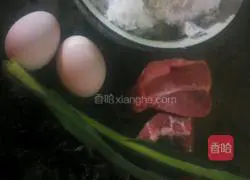 Illustration of how to make fried rice with fungus and sausage 1