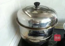 Illustration of how to make steamed buns stuffed with onion and pork stuffing 8