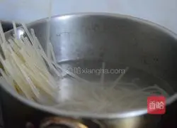 Illustration of how to make Tom Yum Rice Noodles 3