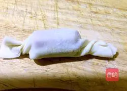 Illustration of how to make grilled sausages in wonton wrappers 4