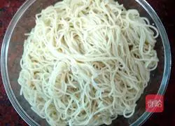 Illustration of how to make chowder fried noodles 2