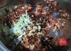 Illustration of how to make pork and fennel stuffed buns 2