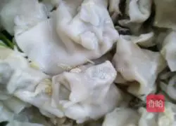 Illustration of how to make three fresh wontons 12