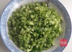 Illustration of how to make noodles with flour paste 4