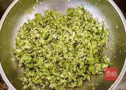 Illustration of how to make steamed buns with vegetarian stuffing 4