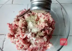 Illustration of how to make dumpling stuffing with chives and meat stuffing 5