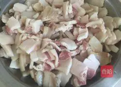 Illustration of how to make dumplings stuffed with pickled cabbage and oil residue 3