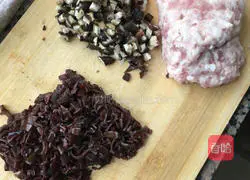 Illustration of how to make mushroom and fungus dumplings 1