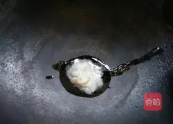 Illustration of how to make onion, ham, sausage and egg fried rice 3