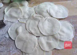 Illustration of how to make pepper, celery and meat dumplings 5