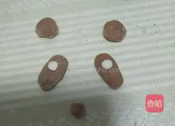 Illustration of how to make panda steamed buns 9