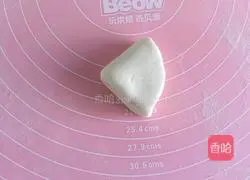 Illustration of how to make goldfish steamed buns 10