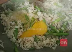 Illustration of how to make fried rice with beans and eggs 7