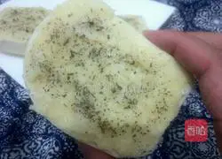 Illustration of how to make garlic butter grilled steamed buns 5