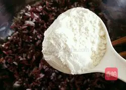 Illustration of how to make pepper-flavored black rice egg pancake 3