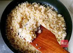 Illustration of how to make salted egg yolk fried rice 4