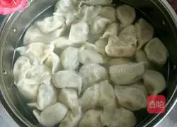 Illustration of how to make dumplings stuffed with pork, shrimp and cabbage 9