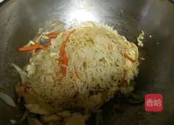 Illustration of how to make fried noodles with onions and eggs 8