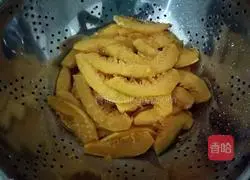 Illustration of how to make pumpkin hydrangea steamed buns 1