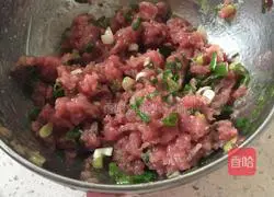 Illustration of how to make lean meat wontons with chives 5