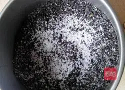 Illustration of how to eat dry glutinous rice balls 7