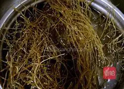 Illustration of how to make leek, egg and shrimp dumpling filling 5