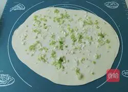 Fragrant Illustration of how to make onion thousand-layer pancake 5