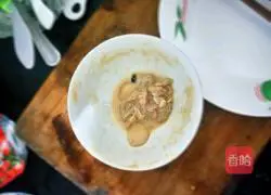 Illustration of how to make fried noodles with shredded pork and vegetables 1