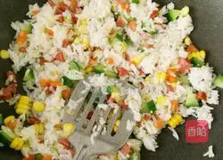 Illustration of how to make colorful fried rice 8