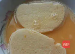 Illustration of how to fry the steamed bun slices with egg liquid 3