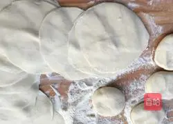 Illustration of how to make celery, cabbage and meat buns 5