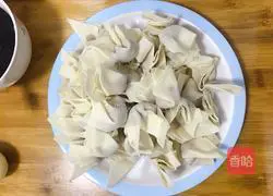 Illustration of how to make small wontons (authentic Fujian snacks) 5