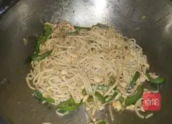 Illustration of how to make fried noodles with shredded chicken 9