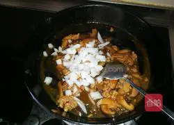 Illustration of how to make spicy pork and mushroom noodles 8