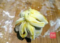 Illustration of how to make turmeric steamed buns 10