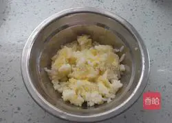 Illustration of how to make salad rice, carrot and egg pancake 8