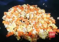 Illustration of how to make carrot and green onion fried rice 6