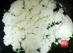 Illustration of how to make sausage and egg fried rice 6